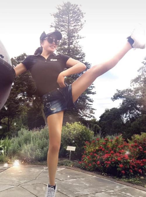 成人作死劈叉挑战视频,成人作死劈叉，惊险瞬间引网友热议