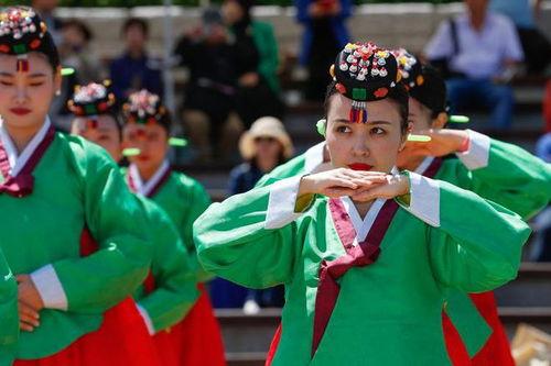 成人仪式走龙门好吗视频,见证青春蜕变与成长