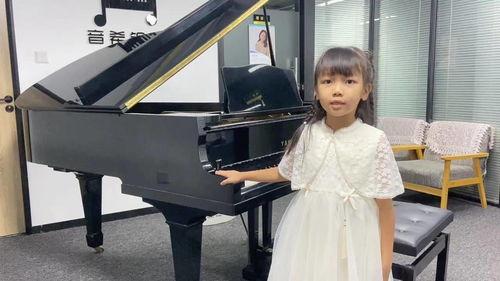 成人表演钢琴的裙装视频,成人钢琴演奏者的时尚风采