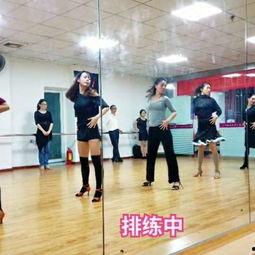 成人晚会舞蹈独舞视频,独舞风采绽放成人晚会