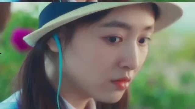 小猫变成人亲主人的视频,猫咪化身亲主人，萌态百出引网友热议