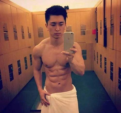 成人帅哥腹肌游泳教练视频,腹肌教练的游泳教学风采展示